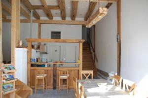 ZweiflingenCarles Scheunenhof的配有桌椅和厨房的房间