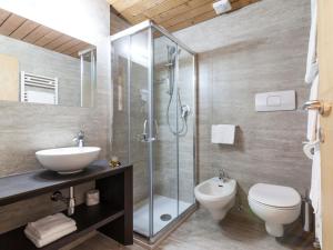 塞尔瓦迪加尔代纳山谷Hotel Casa Alpina - Alpin Haus的带淋浴、卫生间和盥洗盆的浴室