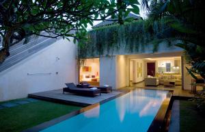 塞米亚克Bali Island Villas & Spa CHSE Certified的一座房子后院的游泳池