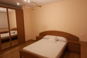 阿尔巴拉辛Apartamentos Río Guadalaviar的一间小卧室,配有一张床和镜子