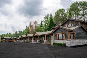 普莱西德湖Lake Placid Inn: Residences的停车场的一排房子