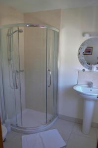 道格拉斯Sea Breeze Guest House的带淋浴和盥洗盆的浴室