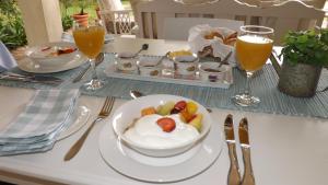 约翰内斯堡Tiree B&B的一张桌子,上面放着一盘食物和一杯橙汁