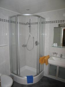韦斯滕多夫克里斯特普公寓的带淋浴的浴室(带卫生间和水槽)
