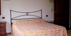 乌尔比诺Le Fontane的一间卧室配有一张带橙色和黄色床罩的床。
