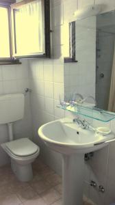 乌尔比诺Le Fontane的一间带水槽、卫生间和镜子的浴室