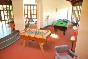 阿普特ULVF Hôtel Castel Luberon的一间设有桌上足球和台球桌的房间