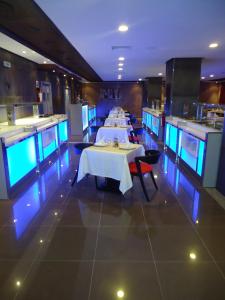 阿尤恩埃米利奥莫雷蒂酒店的餐厅内带两张桌子的用餐室