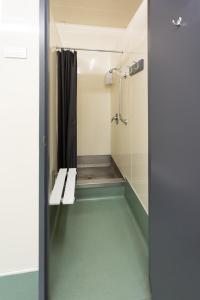 基督城乌尔班兹旅舍的带淋浴的浴室和长凳