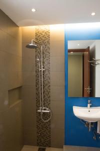 麦克坦卡兰屈海滨旅馆的带淋浴和盥洗盆的浴室