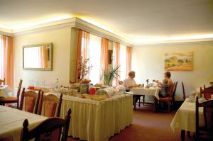 瓦尔拉夫施万祖姆诺恩酒店的一群坐在餐厅桌子上的人