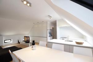 根特Stay in Ghent的厨房以及带白色台面的客厅。