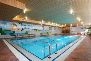 泰塞罗帕皮阿格体育酒店的大型建筑中的大型游泳池