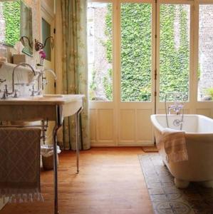 布鲁塞尔布鲁塞尔弗拉耶旅馆的带浴缸、水槽和浴缸的浴室