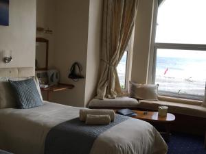 道格拉斯卡本屋旅馆的酒店客房设有床和窗户。