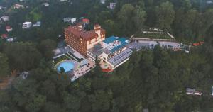 巴统巴统斯普特尼克酒店的享有带游泳池的大楼的顶部景致