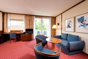柏林Living Hotel Weißensee的酒店客房设有沙发和桌子