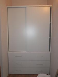 马德拉潘帕斯Quetrihue的白色大衣柜和白色橱柜