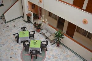 富萨加苏加Hotel Dorado Real的享有带桌椅的房间的顶部景色