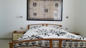 托雷苏达Casavale的一间卧室配有一张带黑白毯子的床