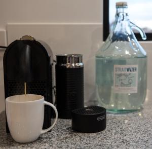 Whitemark岛上公寓的柜台上的咖啡和一瓶水