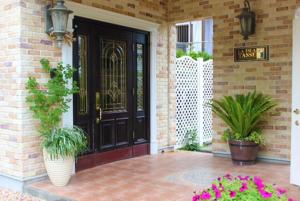 屋久岛拉伊斯拉博塔塞酒店的盆栽植物屋的前门
