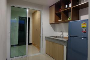 合艾智慧住宅酒店的厨房配有冰箱和水槽