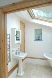 特鲁罗舒适度假屋的白色的浴室设有水槽和镜子