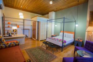 安塔利亚查尔米酒店的一间卧室设有一张床和一间客厅。
