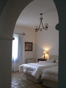 卡奇拉美斯德尔奥拖酒店的一间卧室配有两张床和吊灯。