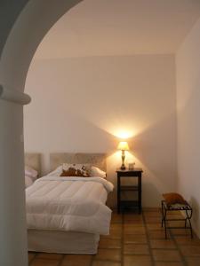 卡奇拉美斯德尔奥拖酒店的一间卧室配有两张床和一张带台灯的桌子