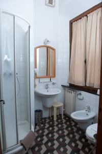 布萨拉Albergo Vittoria的一间带水槽、卫生间和淋浴的浴室