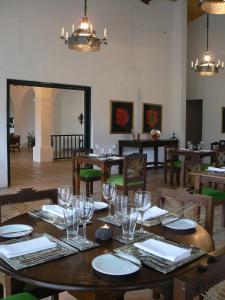 卡奇拉美斯德尔奥拖酒店的用餐室配有带盘子和玻璃杯的桌子