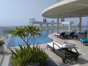马斯喀特马斯喀特千禧国际酒店的享有大楼顶部游泳池的景色