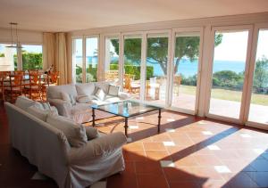 卡拉法特Villa Mestral的带沙发和玻璃桌的客厅
