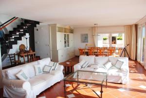 卡拉法特Villa Mestral的客厅配有2张白色沙发和1张桌子