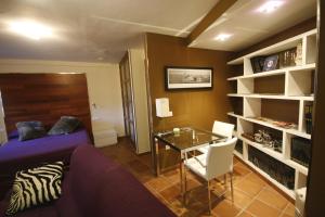昆卡Apartamentos Casas Colgadas的客厅配有沙发和桌子