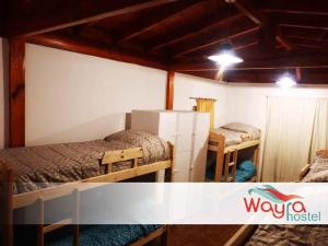 拉里奥哈韦拉旅舍的客房设有两张床和一台冰箱。