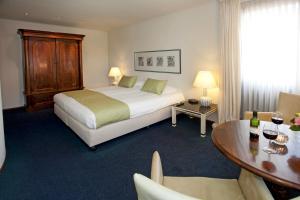 恩斯赫德Bed and Breakfast Holter的酒店客房设有一张床和一张桌子