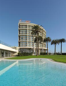 科金博Enjoy Coquimbo的大楼前设有游泳池的酒店