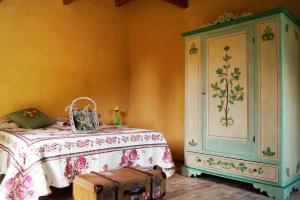 福利尼奥B&B Il Sentiero nel Bosco的一间卧室配有一张床、梳妆台和桌子