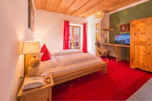 基茨比厄尔加姆斯霍夫酒店的一间卧室配有一张床和一张书桌及电话