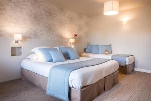 多维尔奥德特别墅的酒店客房 - 带两张带蓝色枕头的床