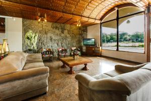 伊瓜苏米兰特酒店的客厅配有两张沙发和一台电视机