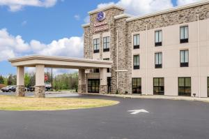 曼海姆Comfort Suites Manheim - Lancaster的前面有一个停车位的酒店