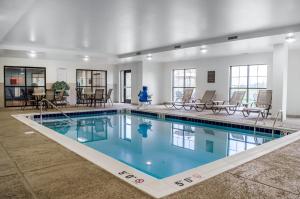 曼海姆Comfort Suites Manheim - Lancaster的一座带桌椅的游泳池