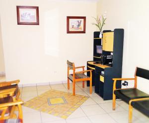 阿雷基帕Helena de Santa María的客厅配有电视和桌椅