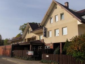 普乌图斯克巴尔塔扎尔酒店的前面有围栏的大房子
