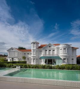 乔治市麦卡利斯特庄园酒店的一座带游泳池的大型白色豪宅