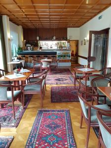 Bad GamsDrei Quellen Hotel Kipper的餐厅设有木桌、椅子和柜台